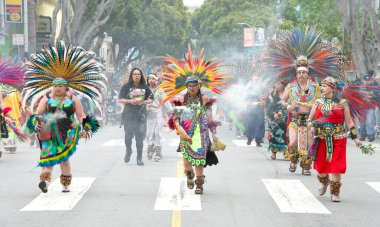 San Francisco, CA - 28 Mayıs 2023: Mission District 'teki 45. Yıllık Karnaval Büyük Geçit Töreni' nin kimliği belirsiz katılımcıları.