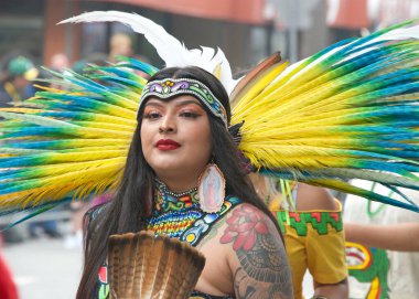 San Francisco, CA - 28 Mayıs 2023: Mission District 'teki 45. Yıllık Karnaval Büyük Geçit Töreni' nin kimliği belirsiz katılımcıları.