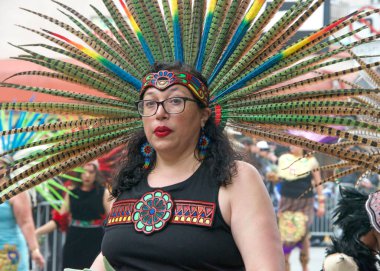 San Francisco, CA - 28 Mayıs 2023: Mission District 'teki 45. Yıllık Karnaval Büyük Geçit Töreni' nin kimliği belirsiz katılımcıları.