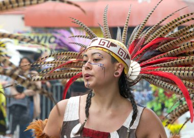 San Francisco, CA - 28 Mayıs 2023: Mission District 'teki 45. Yıllık Karnaval Büyük Geçit Töreni' nin kimliği belirsiz katılımcıları.