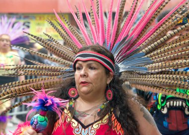 San Francisco, CA - 28 Mayıs 2023: Mission District 'teki 45. Yıllık Karnaval Büyük Geçit Töreni' nin kimliği belirsiz katılımcıları.