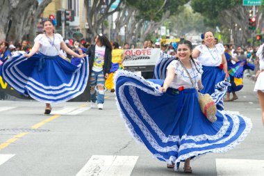 San Francisco, CA - 28 Mayıs 2023: Mission District 'teki 45. Yıllık Karnaval Büyük Geçit Töreni' nin kimliği belirsiz katılımcıları.