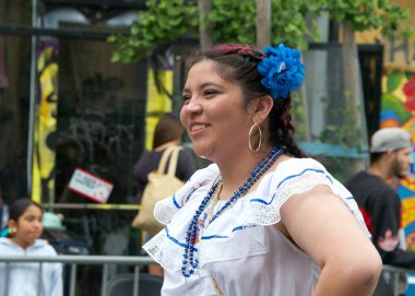 San Francisco, CA - 28 Mayıs 2023: Mission District 'teki 45. Yıllık Karnaval Büyük Geçit Töreni' nin kimliği belirsiz katılımcıları.