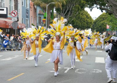 San Francisco, CA - 28 Mayıs 2023: Mission District 'teki 45. Yıllık Karnaval Büyük Geçit Töreni' nin kimliği belirsiz katılımcıları.