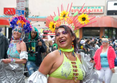 San Francisco, CA - 28 Mayıs 2023: Mission District 'teki 45. Yıllık Karnaval Büyük Geçit Töreni' nin kimliği belirsiz katılımcıları.