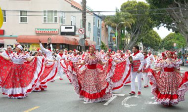 San Francisco, CA - 28 Mayıs 2023: Mission District 'teki 45. Yıllık Karnaval Büyük Geçit Töreni' nin kimliği belirsiz katılımcıları.