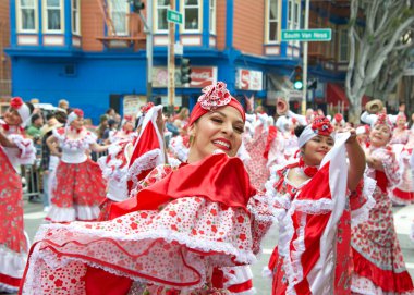 San Francisco, CA - 28 Mayıs 2023: Mission District 'teki 45. Yıllık Karnaval Büyük Geçit Töreni' nin kimliği belirsiz katılımcıları.