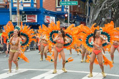 San Francisco, CA - 28 Mayıs 2023: Mission District 'teki 45. Yıllık Karnaval Büyük Geçit Töreni' nin kimliği belirsiz katılımcıları.