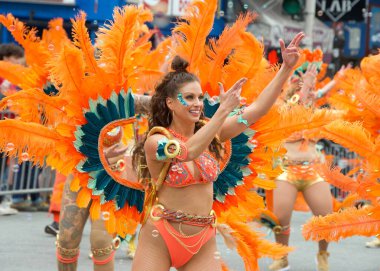 San Francisco, CA - 28 Mayıs 2023: Mission District 'teki 45. Yıllık Karnaval Büyük Geçit Töreni' nin kimliği belirsiz katılımcıları.