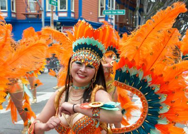 San Francisco, CA - 28 Mayıs 2023: Mission District 'teki 45. Yıllık Karnaval Büyük Geçit Töreni' nin kimliği belirsiz katılımcıları.