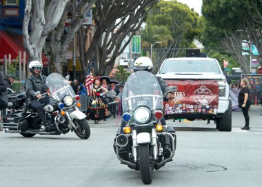 San Francisco, CA - 28 Mayıs 2023: Mission District 'teki 45. Yıllık Karnaval Büyük Geçit Töreni' nin kimliği belirsiz katılımcıları.