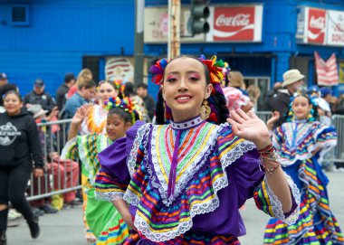San Francisco, CA - 28 Mayıs 2023: Mission District 'teki 45. Yıllık Karnaval Büyük Geçit Töreni' nin kimliği belirsiz katılımcıları.
