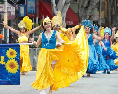 San Francisco, CA - 28 Mayıs 2023: Mission District 'teki 45. Yıllık Karnaval Büyük Geçit Töreni' nin kimliği belirsiz katılımcıları.