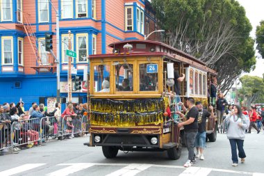 San Francisco, CA - 28 Mayıs 2023: Mission District 'teki 45. Yıllık Karnaval Büyük Geçit Töreni' nin kimliği belirsiz katılımcıları.