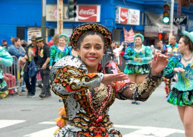 San Francisco, CA - 28 Mayıs 2023: Mission District 'teki 45. Yıllık Karnaval Büyük Geçit Töreni' nin kimliği belirsiz katılımcıları.