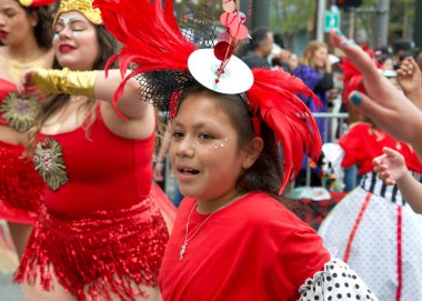 San Francisco, CA - 28 Mayıs 2023: Mission District 'teki 45. Yıllık Karnaval Büyük Geçit Töreni' nin kimliği belirsiz katılımcıları.