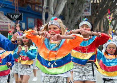 San Francisco, CA - 28 Mayıs 2023: Mission District 'teki 45. Yıllık Karnaval Büyük Geçit Töreni' nin kimliği belirsiz katılımcıları.