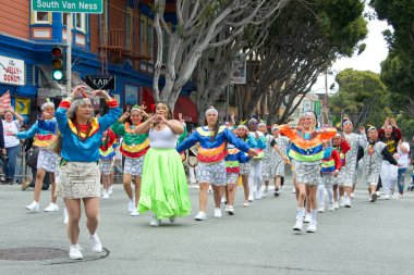 San Francisco, CA - 28 Mayıs 2023: Mission District 'teki 45. Yıllık Karnaval Büyük Geçit Töreni' nin kimliği belirsiz katılımcıları.
