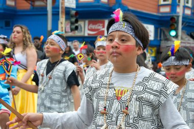 San Francisco, CA - 28 Mayıs 2023: Mission District 'teki 45. Yıllık Karnaval Büyük Geçit Töreni' nin kimliği belirsiz katılımcıları.
