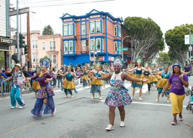 San Francisco, CA - 28 Mayıs 2023: Mission District 'teki 45. Yıllık Karnaval Büyük Geçit Töreni' nin kimliği belirsiz katılımcıları.