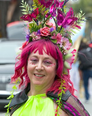 San Francisco, CA - 28 Mayıs 2023: Mission District 'teki 45. Yıllık Karnaval Büyük Geçit Töreni' nin kimliği belirsiz katılımcıları.