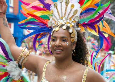 San Francisco, CA - 28 Mayıs 2023: Mission District 'teki 45. Yıllık Karnaval Büyük Geçit Töreni' nin kimliği belirsiz katılımcıları.