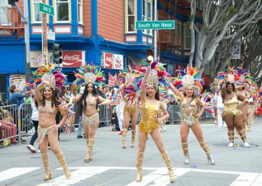 San Francisco, CA - 28 Mayıs 2023: Mission District 'teki 45. Yıllık Karnaval Büyük Geçit Töreni' nin kimliği belirsiz katılımcıları.