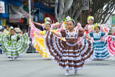 San Francisco, CA - 28 Mayıs 2023: Mission District 'teki 45. Yıllık Karnaval Büyük Geçit Töreni' nin kimliği belirsiz katılımcıları.