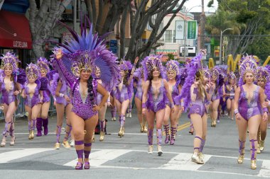 San Francisco, CA - 28 Mayıs 2023: Mission District 'teki 45. Yıllık Karnaval Büyük Geçit Töreni' nin kimliği belirsiz katılımcıları.