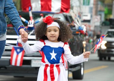 San Francisco, CA - 28 Mayıs 2023: Mission District 'teki 45. Yıllık Karnaval Büyük Geçit Töreni' nin kimliği belirsiz katılımcıları.