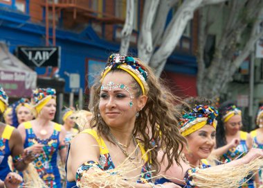 San Francisco, CA - 28 Mayıs 2023: Mission District 'teki 45. Yıllık Karnaval Büyük Geçit Töreni' nin kimliği belirsiz katılımcıları.