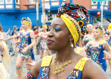 San Francisco, CA - 28 Mayıs 2023: Mission District 'teki 45. Yıllık Karnaval Büyük Geçit Töreni' nin kimliği belirsiz katılımcıları.