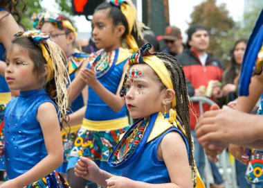 San Francisco, CA - 28 Mayıs 2023: Mission District 'teki 45. Yıllık Karnaval Büyük Geçit Töreni' nin kimliği belirsiz katılımcıları.