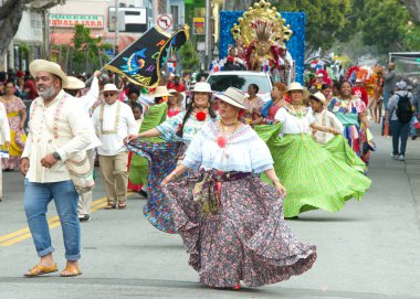 San Francisco, CA - 28 Mayıs 2023: Mission District 'teki 45. Yıllık Karnaval Büyük Geçit Töreni' nin kimliği belirsiz katılımcıları.