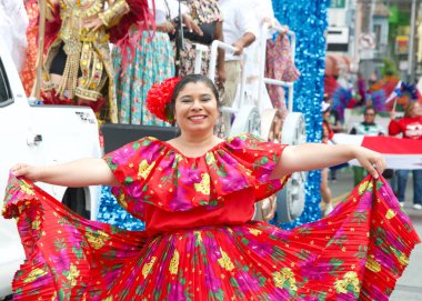 San Francisco, CA - 28 Mayıs 2023: Mission District 'teki 45. Yıllık Karnaval Büyük Geçit Töreni' nin kimliği belirsiz katılımcıları.