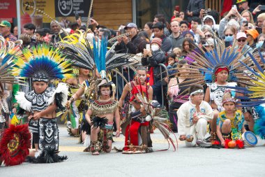 San Francisco, CA - 28 Mayıs 2023: Mission District 'teki 45. Yıllık Karnaval Büyük Geçit Töreni' nin kimliği belirsiz katılımcıları.