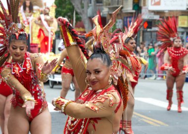San Francisco, CA - 28 Mayıs 2023: Mission District 'teki 45. Yıllık Karnaval Büyük Geçit Töreni' nin kimliği belirsiz katılımcıları. 