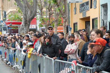 San Francisco, CA - 28 Mayıs 2023: İzleyiciler Mission Bölgesindeki 45. Yıllık Karnaval Büyük Geçit Töreni 'ni izlerken caddelerde kuyruk oluşturdu.