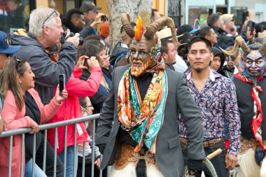 San Francisco, CA - 28 Mayıs 2023: Mission District 'teki 45. Yıllık Karnaval Büyük Geçit Töreni' nin kimliği belirsiz katılımcıları. 