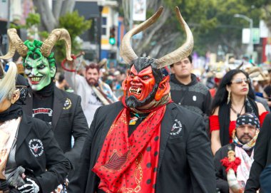 San Francisco, CA - 28 Mayıs 2023: Mission District 'teki 45. Yıllık Karnaval Büyük Geçit Töreni' nin kimliği belirsiz katılımcıları. 