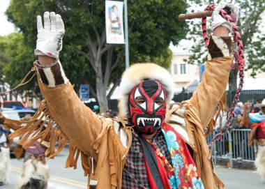 San Francisco, CA - 28 Mayıs 2023: Mission District 'teki 45. Yıllık Karnaval Büyük Geçit Töreni' nin kimliği belirsiz katılımcıları. 