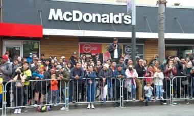 San Francisco, CA - 28 Mayıs 2023: İzleyiciler Mission Bölgesindeki 45. Yıllık Karnaval Büyük Geçit Töreni 'ni izlerken caddelerde kuyruk oluşturdu. 