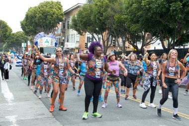 San Francisco, CA - 28 Mayıs 2023: Mission District 'teki 45. Yıllık Karnaval Büyük Geçit Töreni' nin kimliği belirsiz katılımcıları. 