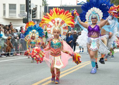 San Francisco, CA - 28 Mayıs 2023: Mission District 'teki 45. Yıllık Karnaval Büyük Geçit Töreni' nin kimliği belirsiz katılımcıları. 