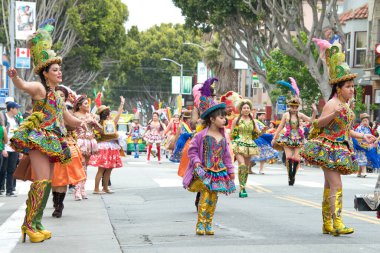 San Francisco, CA - 28 Mayıs 2023: Mission District 'teki 45. Yıllık Karnaval Büyük Geçit Töreni' nin kimliği belirsiz katılımcıları. 