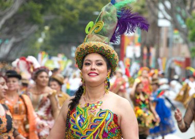 San Francisco, CA - 28 Mayıs 2023: Mission District 'teki 45. Yıllık Karnaval Büyük Geçit Töreni' nin kimliği belirsiz katılımcıları. 