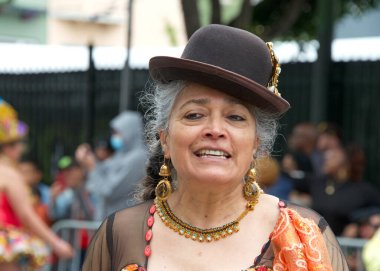 San Francisco, CA - 28 Mayıs 2023: Mission District 'teki 45. Yıllık Karnaval Büyük Geçit Töreni' nin kimliği belirsiz katılımcıları. 