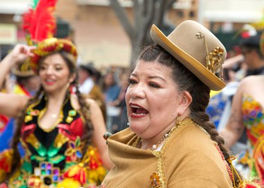 San Francisco, CA - 28 Mayıs 2023: Mission District 'teki 45. Yıllık Karnaval Büyük Geçit Töreni' nin kimliği belirsiz katılımcıları. 