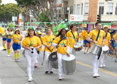 San Francisco, CA - 28 Mayıs 2023: Mission District 'teki 45. Yıllık Karnaval Büyük Geçit Töreni' nin kimliği belirsiz katılımcıları.