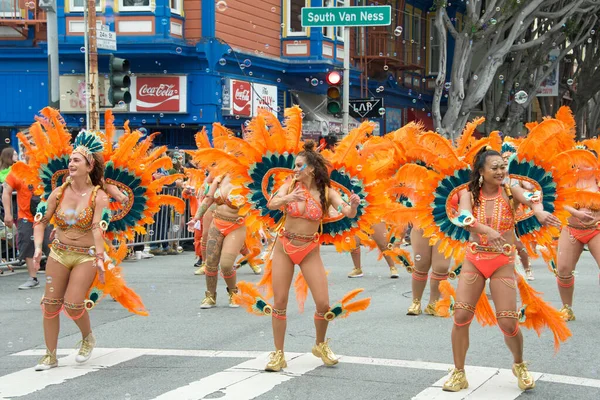 San Francisco, CA - 28 Mayıs 2023: Mission District 'teki 45. Yıllık Karnaval Büyük Geçit Töreni' nin kimliği belirsiz katılımcıları.